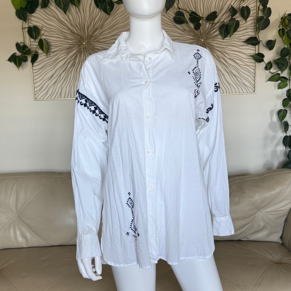 Talisman White Button-Up Shirt with Navy Blue Embroidery Size S
